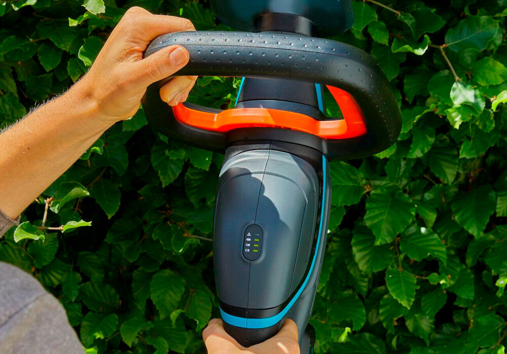 Nożyce do żywopłotu GARDENA ComfortCut 60-18V P4A 14731-55 akumulatorowe wyswietlacz LED informacja o stanie naladowania akumulatora umieszczony na korpusie