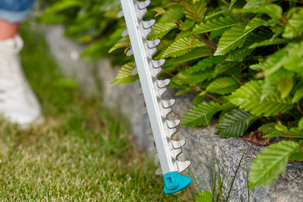 Nożyce do żywopłotu GARDENA ComfortCut 60-18V P4A 14731-55 akumulatorowe specjalna oslona koncowki noza zderzak ochrona przed odbiciami oslona z wysokiej jakosci tworzywa sztucznego chroni dlonie