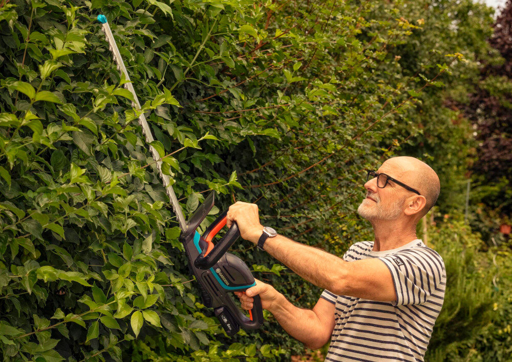 Nożyce do żywopłotu GARDENA ComfortCut 60-18V P4A 14731-55 akumulatorowe dobrze wywazony korpus wygodna praca dwa uchwyty typu ErgoLine precyzyjne ciecie antyposlizgowy material bezpieczna praca duzy przycisk bezpieczne uruchamianie maszyny