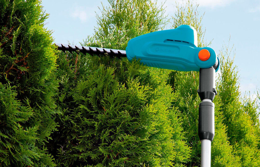 Nożyce do żywopłotu GARDENA THS 42-18V P4A 14732-55 akumulatorowe odchylana glowica tnaca ciecie galezi pod katem 90 stopni doskonale pole widzenia ciecie przy ziemi bez schylania sie