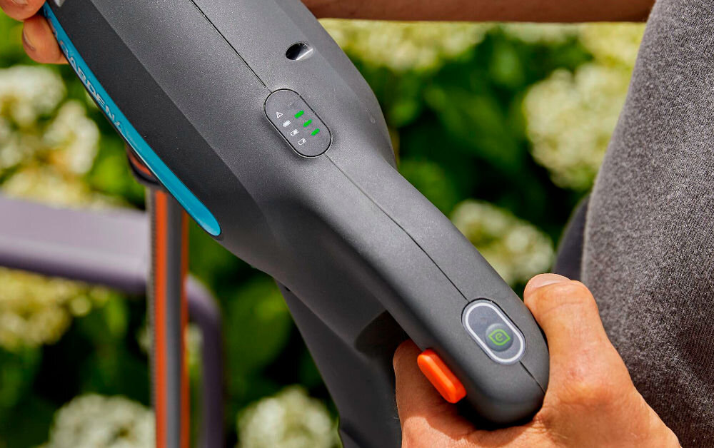 Myjka ciśnieniowa GARDENA AquaClean 14800-20 wskaznik LED informacja o stanie naladowania akumulatora czas pracy akumulatora okolo 38 minut