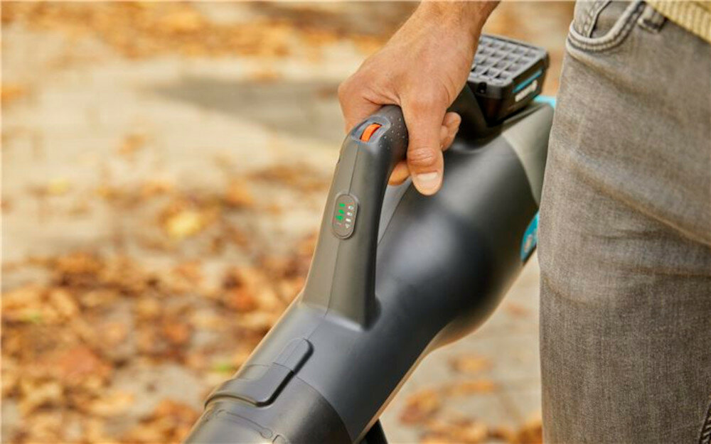 Dmuchawa do liści GARDENA 14890-20 znakomite wyważenie doskonała ergonomia urządzenia czytelny wyświetlacz LED regulacja mocy