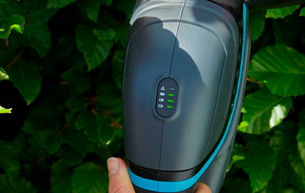 Nożyce do żywopłotu GARDENA ComfortCut 50-18 P4A 14730-20 akumulatorowe wyswietlacz LED informacja o stanie naladowania akumulatora umieszczony na korpusie