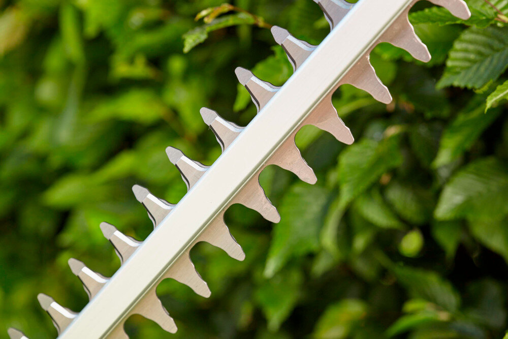 Nożyce do żywopłotu GARDENA ComfortCut 50-18 P4A 14730-20 akumulatorowe dlugie ostrza precyzyjne ciecie wyciete technika laserowa bardzo wytrzymale ostrze porusza sie w przeciwnych kierunkach dlugosc 50 cm odstepy miedzy zebami 20 mm