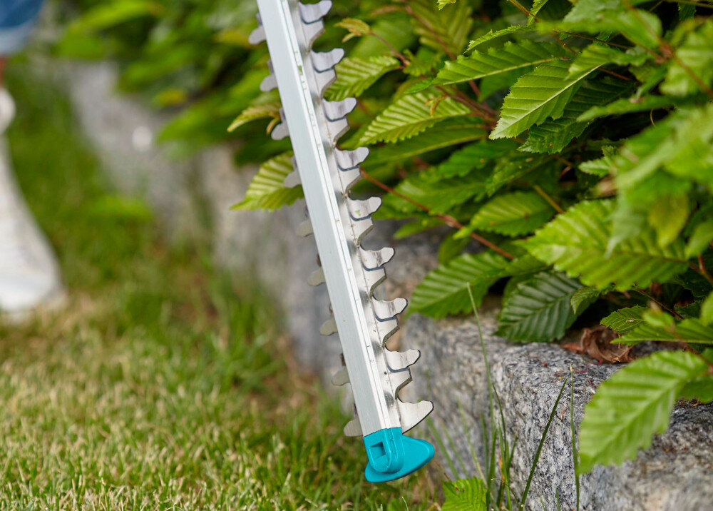 Nożyce do żywopłotu GARDENA ComfortCut 50-18 P4A 14730-20 akumulatorowe specjalna oslona koncowki noza zderzak ochrona przed odbiciami oslona z wysokiej jakosci tworzywa sztucznego chroni dlonie