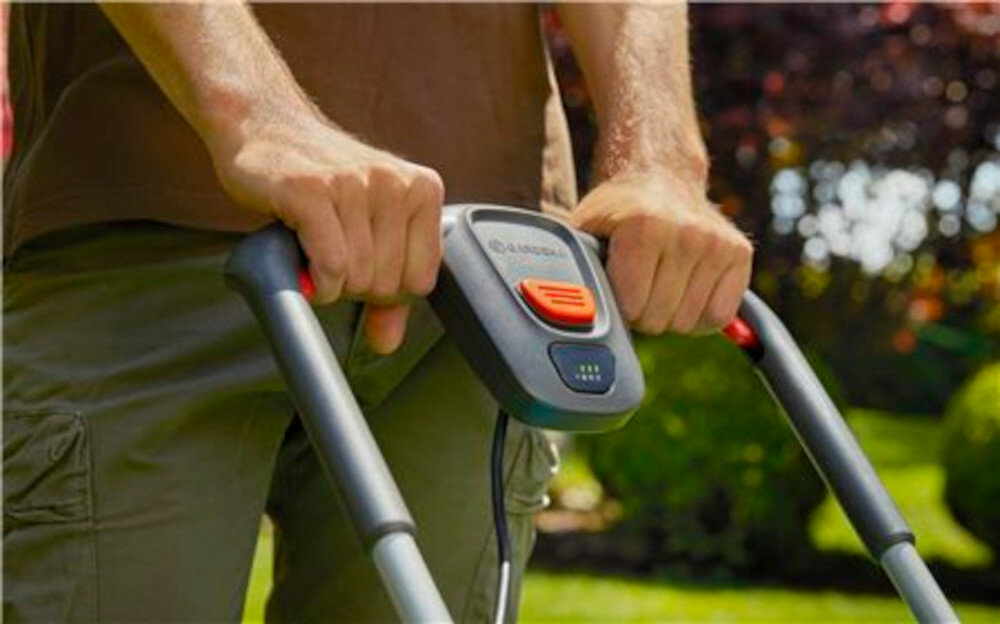 Kosiarka akumulatorowa GARDENA PowerMax 32-36V P4A 14621-20 rączki uchwyt ErgoTec ergonomiczny kształt wskaźnik LED