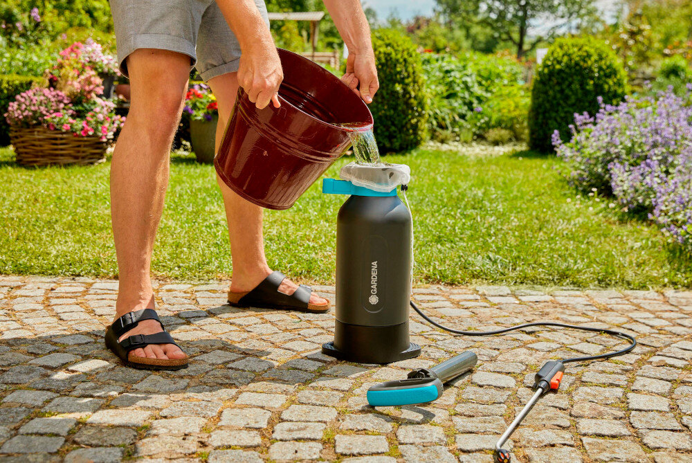Opryskiwacz ciśnieniowy GARDENA 11130-20 otwor wlewowy srednica 12 cm ksztalt lejka czyste miejsce pracy filtr nylonowy filtracja domowej roboty srodkow pielegnacyjnych