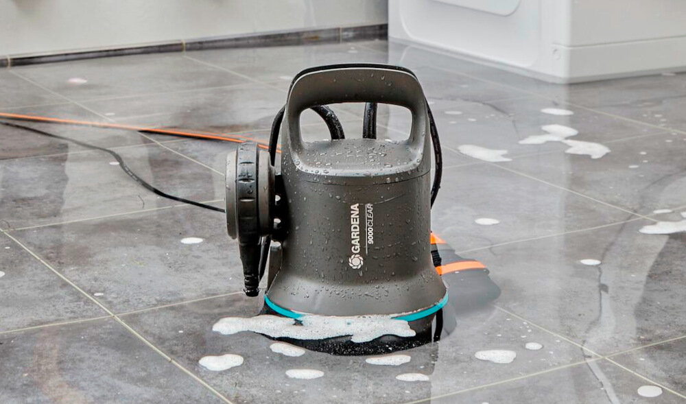 Pompa do wody GARDENA 09030-20 elektryczna zanurzeniowa efektywne niezawodne odprowadzanie wody ze zbiornikow do oprozniania piwnic studni zbiornikow basenow skuteczna wydajna
