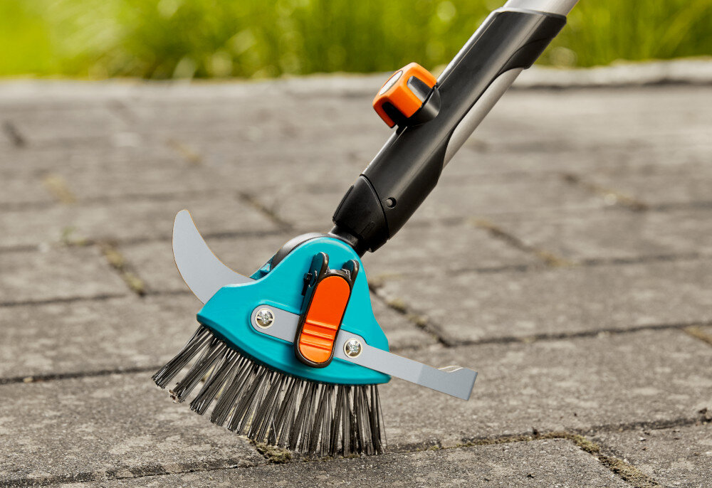 Skrobak GARDENA 3w1 Combisystem 03608-20Skrobak GARDENA 3w1 Combisystem 03608-20 trzy funkcje w jednym narzedziu ostrze do waskich fug trojkatny klin do szerszych przestrzeni metalowa szczotka do mchu kompleksowe rozwiazanie