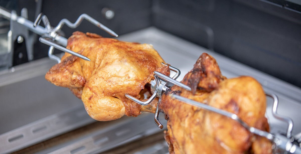 Rożen elektryczny CAMPINGAZ Culinary Modular 2000036962, napęd, solidne, szpikulec, widelce, zbliżenie na ruszt i obracające się kurczaki