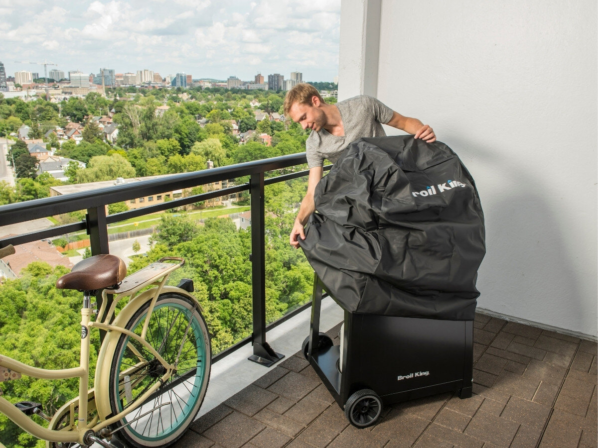 Pokrowiec na grilla BROIL KING BK GEM 67420, strona, właściwe, zdejmowanie, zakładanie, pokrowiec lekko nałożony na grilla który znajduje się na balkonie