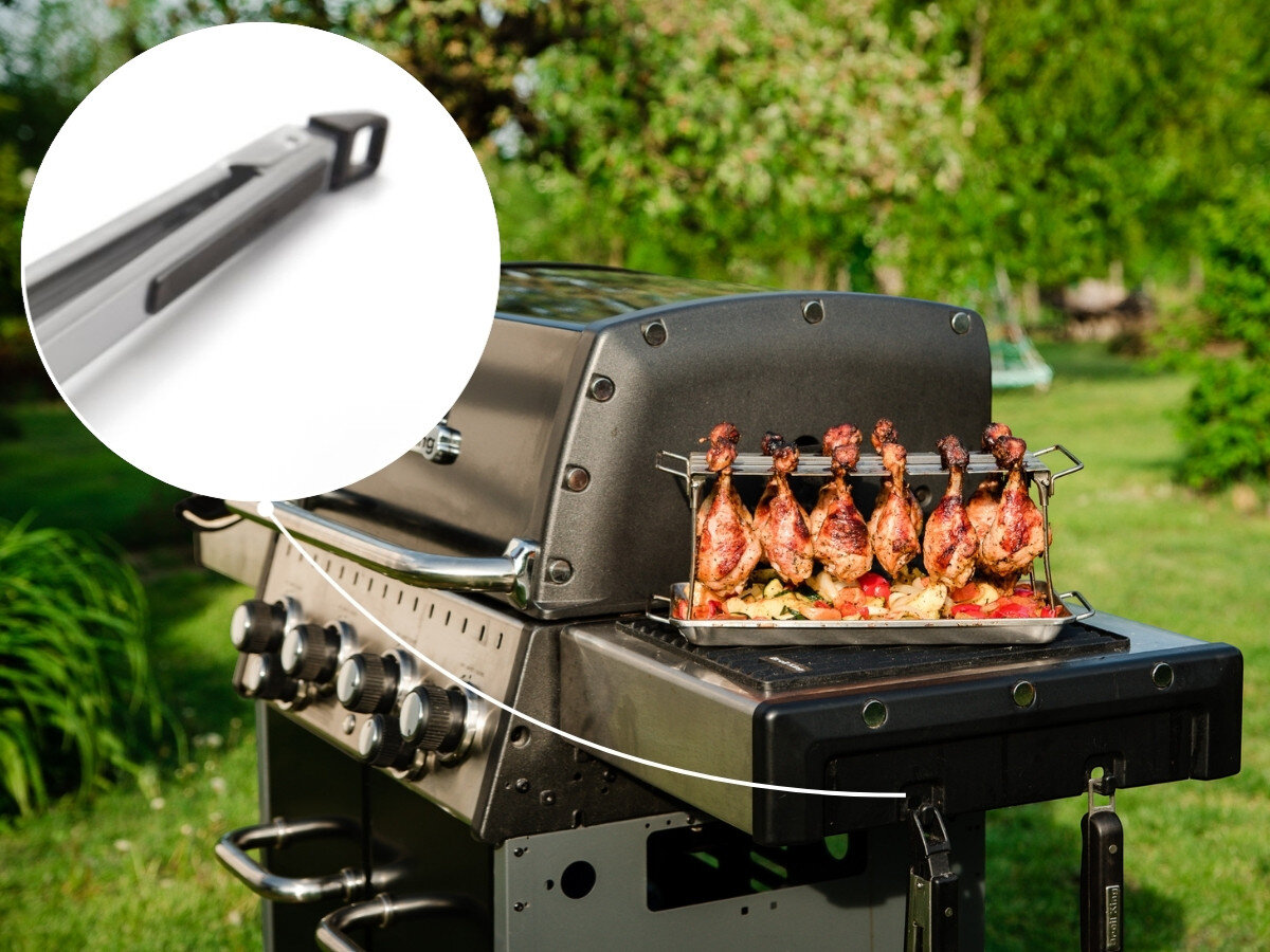 Szczypce do grilla BROIL KING Baron 64032, uchwyt, odwiesić, półki, haczyk, w tle ogród i grill, obok zdjęcie na haczyk szczypiec