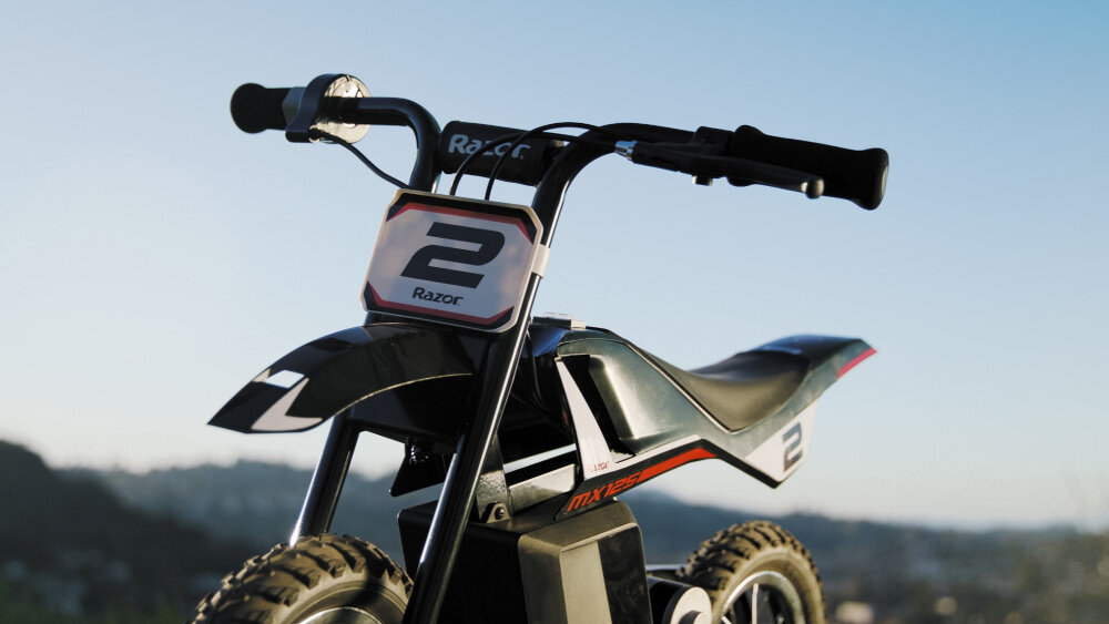 Motorek dla dziecka RAZOR Dirt Rocket MX125 Czarno-czerwony stalowa konstrukcja ramy geometria typu Dirt bardzo wysokiej jakości i wytrzymałości uchwyty pokryte pianką owiewki nietłukące z tworzywa sztucznego