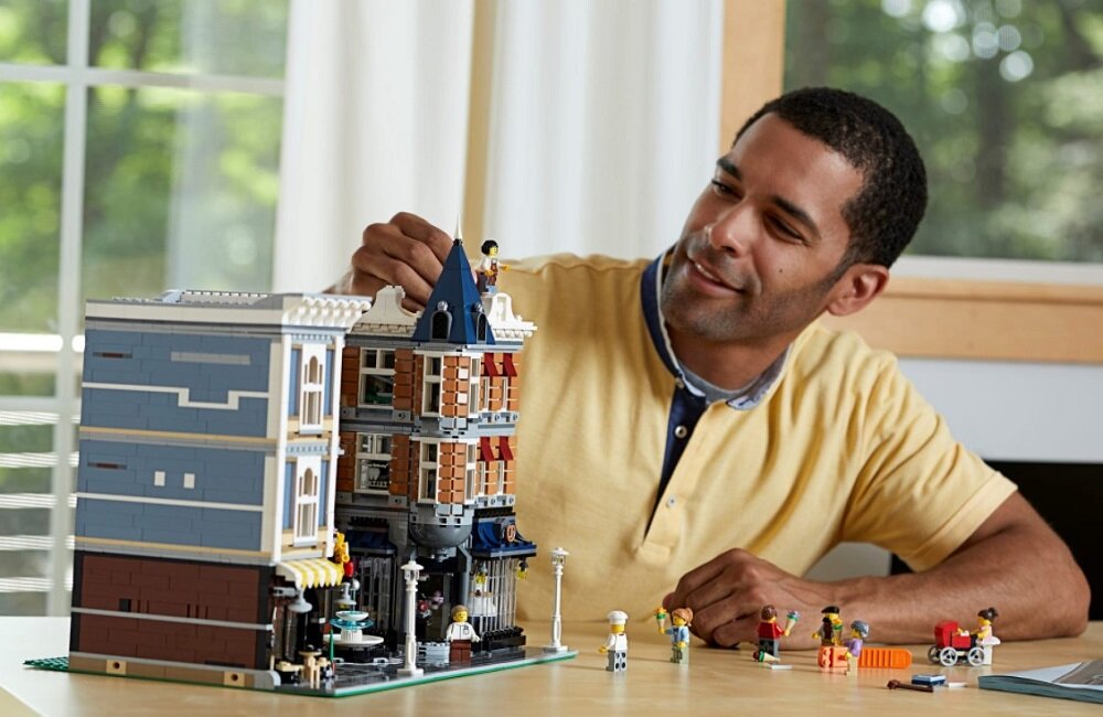 LEGO Creator Plac Zgromadzeń 10255 Możliwość rozbudowywania zestawu ozdoba pokoju