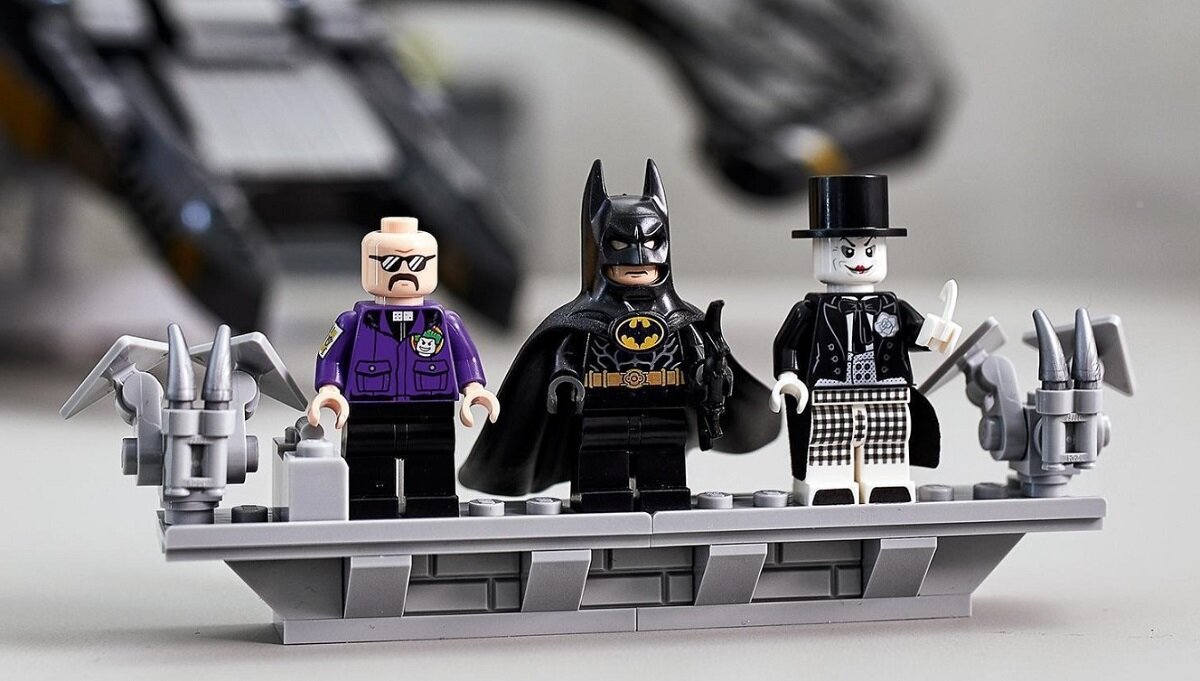 LEGO DC Batman Batwing z 1989 roku 76161 minifigurki BATMAN JOKER Lawrence imponujący replika tabliczka stojak