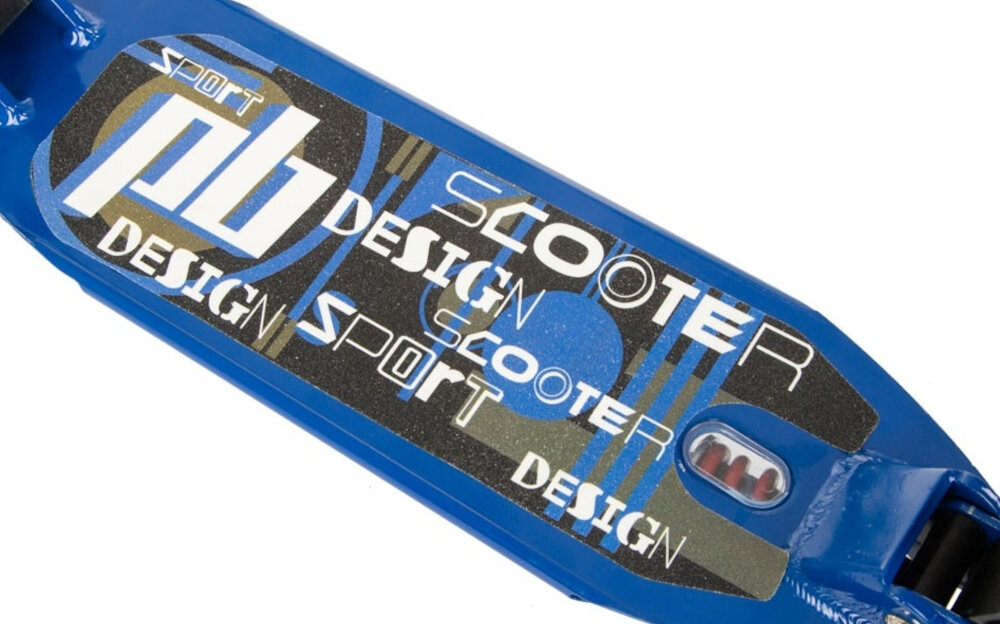 Hulajnoga PB Damper Niebieski zbliżenie na deck deck wykonany z materiałów oferujących przyczepność minimalizują ryzyko poślizgnięcia się stopy szeroki deck o wymiarach 35 x 13 cm kontrola nad hulajnogą ułatwia wykonywanie skrętów stabilna platforma