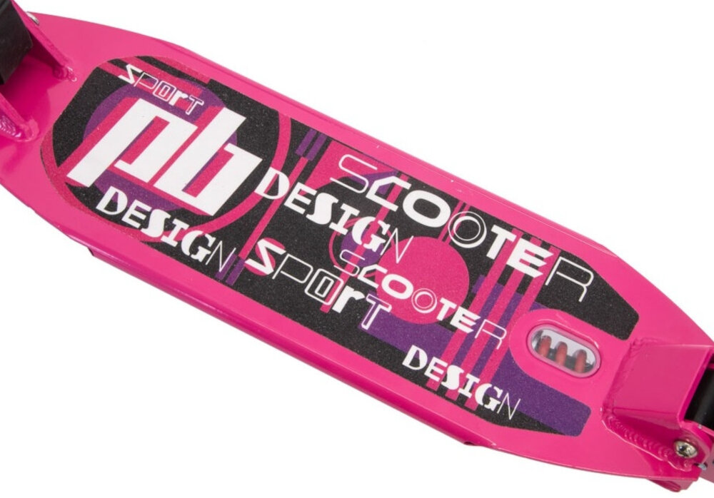 Hulajnoga PB Damper Różowy zbliżenie na deck deck wykonany z materiałów oferujących przyczepność minimalizują ryzyko poślizgnięcia się stopy szeroki deck o wymiarach 35 x 13 cm kontrola nad hulajnogą ułatwia wykonywanie skrętów stabilna platforma
