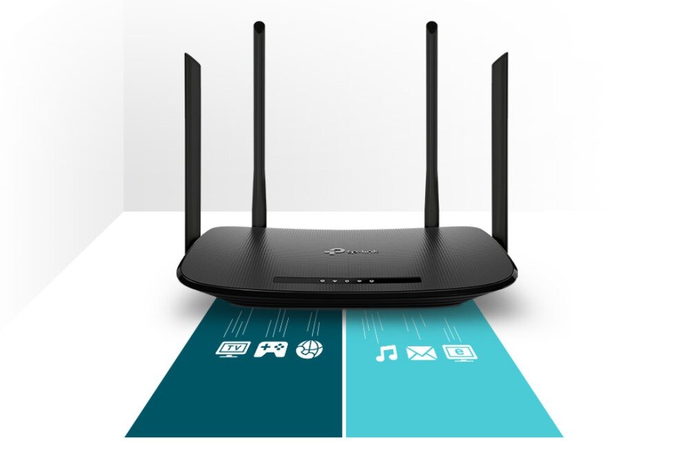 Router TP-LINK Archer VR300 Router z czterema antenami przedstawiony na tle białej ściany. Grafika pod urządzeniem symbolizuje podział pasm sieci na zadania wymagające większej przepustowości, takie jak gry i strumieniowanie wideo, oraz na podstawowe czynności jak przeglądanie stron czy poczta elektroniczna, sieć