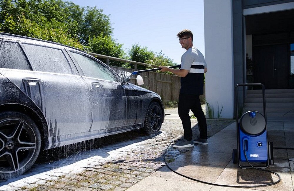 Myjka ciśnieniowa NILFISK Core 140 8 Powercontrol IH PDB EU Urządzenie do zastosowań domowych oferujące najwyższą wydajność i niezawodność Doskonale się sprawdza podczas usuwania uciążliwych zabrudzeń.