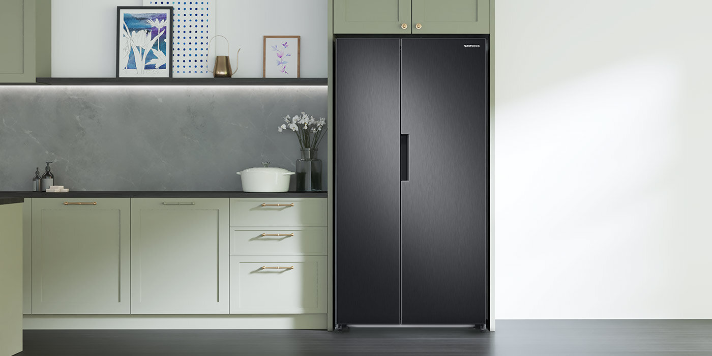 dwudrzwiowa lodówka w przestrzennej kuchni dwudrzwiowa lodówka w przestrzennej kuchni