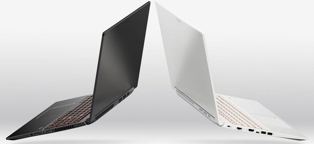 Dwa laptopy w kolorach czarnym i białym ustawione w pozycji otwartej, widoczne z boku. Oba mają klawiatury i porty po bokach.