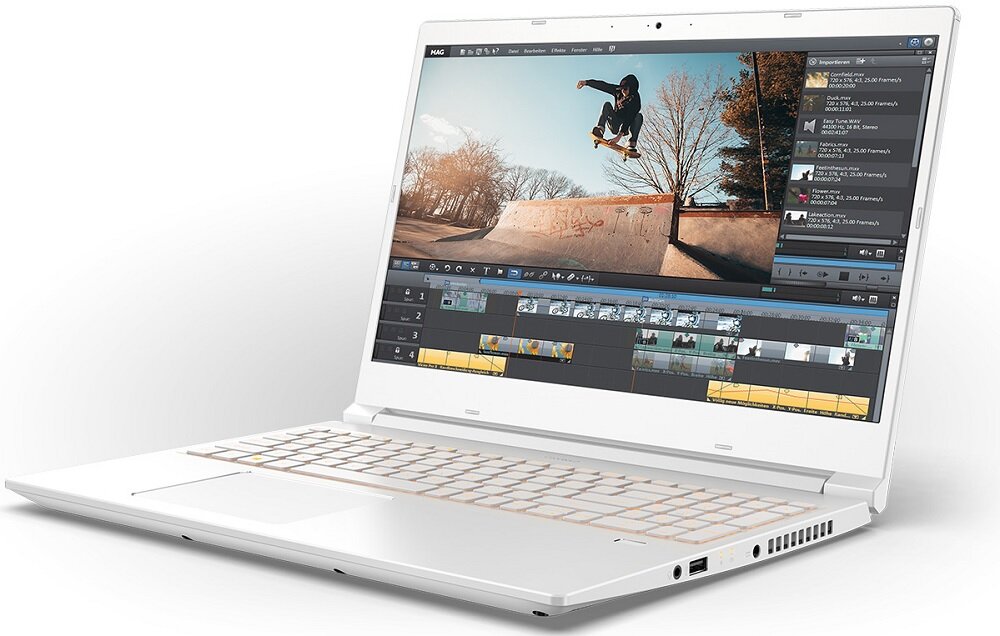 Na obrazie widoczny jest biały laptop z otwartym ekranem, na którym wyświetlany jest program do edycji wideo z klipem przedstawiającym osobę wykonującą trik na deskorolce. Klawiatura laptopa jest podświetlana, a obudowa ma nowoczesny design.