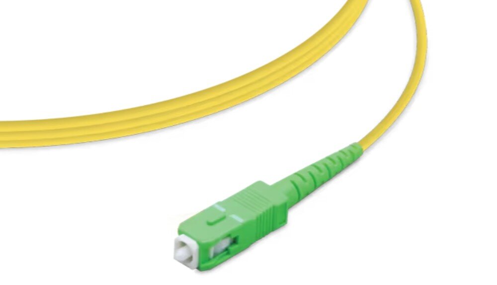 Kabel patchcord UBIQUITI UF-SM-PATCH-APC-APC 1.5 m Zbliżenie na zieloną wtyczkę światłowodową umieszczoną na końcu żółtego przewodu
