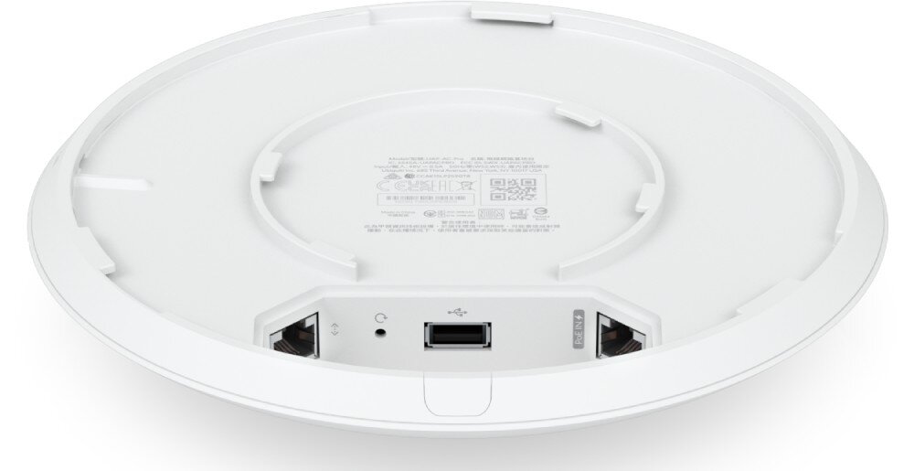 Punkt dostępowy UBIQUITI UAP-AC-PRO-5 Widok od spodu białego urządzenia sieciowego ukazujący dwa gniazda portów LAN i jedno wejście USB we wgłębieniu obudowy
