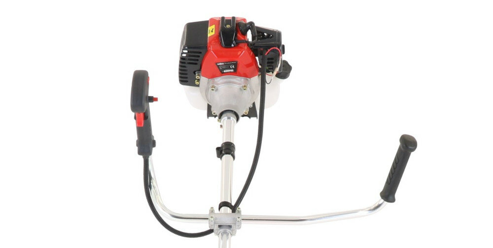 Kosa spalinowa LIDER TMK325 antywibracyjny uchwyt pewnie leży w dłoniach operatora bezpieczeństwo użytkowania ergonomiczny kształt manetki poziom hałasu 114 dB