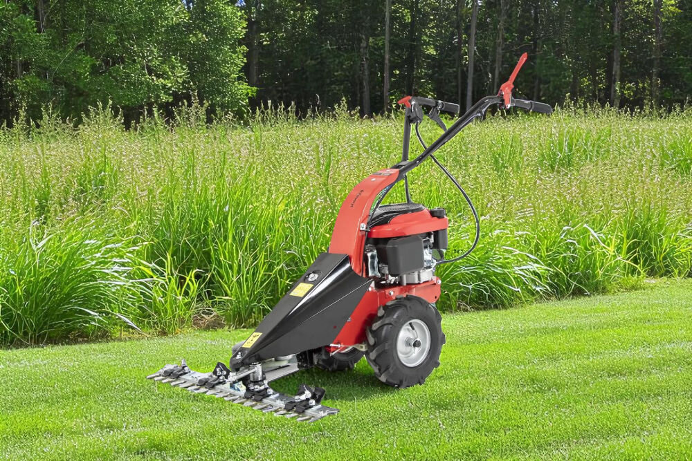 Kosiarka spalinowa FAWORYT JK87-196L 870mm 3.5kW kosiarka na tle wysokiej trawy i zalesionego terenu