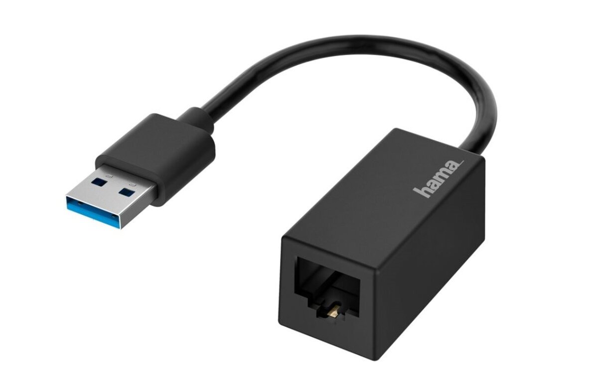 Na obrazie widoczny jest czarny adapter z wtyczką USB-A i portem RJ-45. Na obudowie adaptera znajduje się logo \'hama\'.