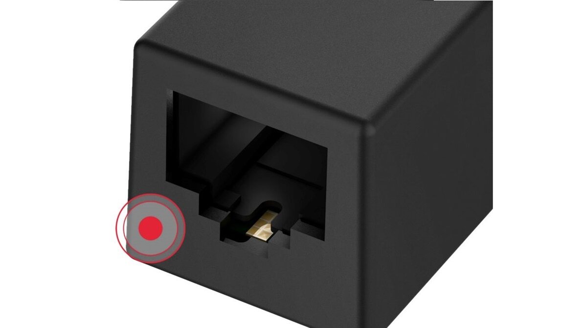 Czarny adapter z widocznym portem RJ-45 oraz czerwonym oznaczeniem na obudowie.