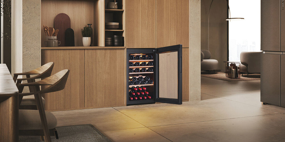 CHŁODZIARKA DO WINA HAIER HWS49GA Wygodny dostęp do napojów Drewniane wysuwane półki organizacja przestrzeni estetyczny dodatek komfortowe przechowywanie