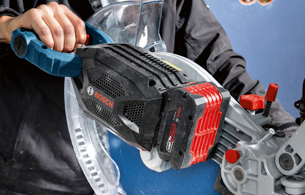 Pilarka ukosowa BOSCH Professional GCM 18V-305 GDC 0601B43000 średnica tarczy 305mm 18V zbliżenie na akumulator wydajność porównywalna z modelami sieciowymi o mocy 2000 W silnik bezszczotkowy technologia akumulatorowa ProCORE18V z serii Professional 18 V System pełną mobilnością bez kompromisów w zakresie mocy