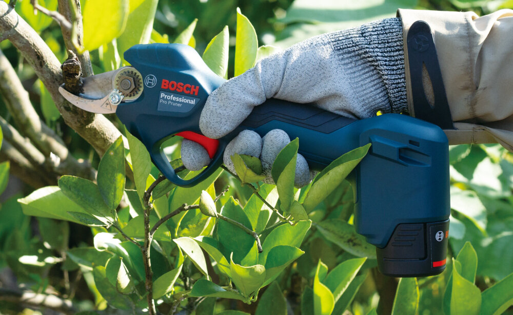 Sekator akumulatorowy BOSCH Pro Pruner B06019K1020 dla kazdego ogrodnika zaawansowana konstrukcja funkcjonalnosc do precyzyjnego ksztaltowania roslin do przycinania galezi