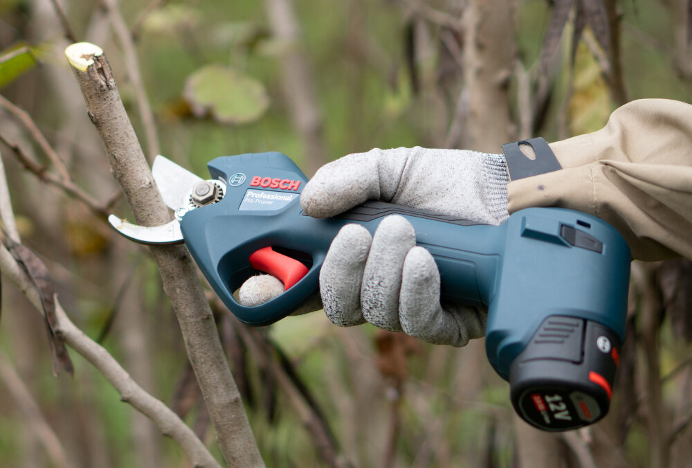 Sekator akumulatorowy BOSCH Pro Pruner B06019K1020 silnik bezszczotkowy dluga zywotnosc akumulator 12 V seria Bosch Professional pelna swoboda ruchu mobilnosc predkosc do 4500 ciec na jednym cyklu ladowania