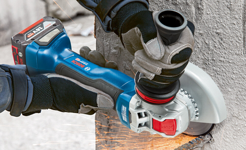 Szlifierka kątowa BOSCH Professional GWX 18V-10 06017B0102 rekojesc pomocnicza optymalne prowadzenie narzedzia zwiekszenie sily nacisku na obrabiany material wygodniejsza praca wieksza precyzja