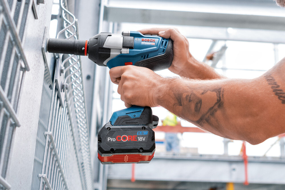 Klucz udarowy BOSCH Professional GDS 18V-1050 H 06019J8502 narzędzie pracuje w stali do pracy ze śrubami M10–M24 do pracy w motoryzacji, budownictwie i przemyśle uchwyt 3/4 cala pewne trzymanie i stabilność podczas pracy