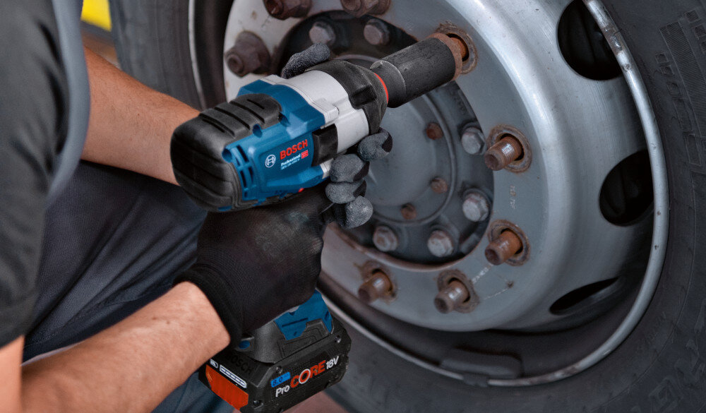 Klucz udarowy BOSCH Professional GDS 18V-1050 H 06019J8502 osoba odkręca śruby w kołach samochodowych praca w betonie funkcja udaru liczby udarów w zakresie od 0 do 2600 uderzeń na minutę szybkie odkręcanie nawet zapieczonych śrub trzystopniowa regulacja (0-1600 ud/min, 0-2400 ud/min, 0-2600 ud/min)