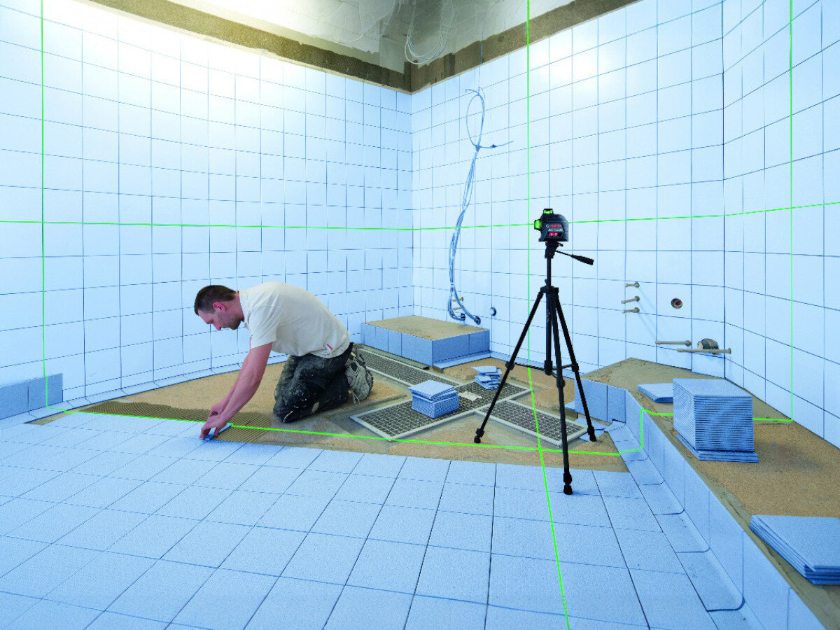 Laser liniowy BOSCH Professional GLL 3-80 G 0601063Y00, zielony, laser, widoczność, precyzja, Układanie płytek z laserem liniowym na statywie.