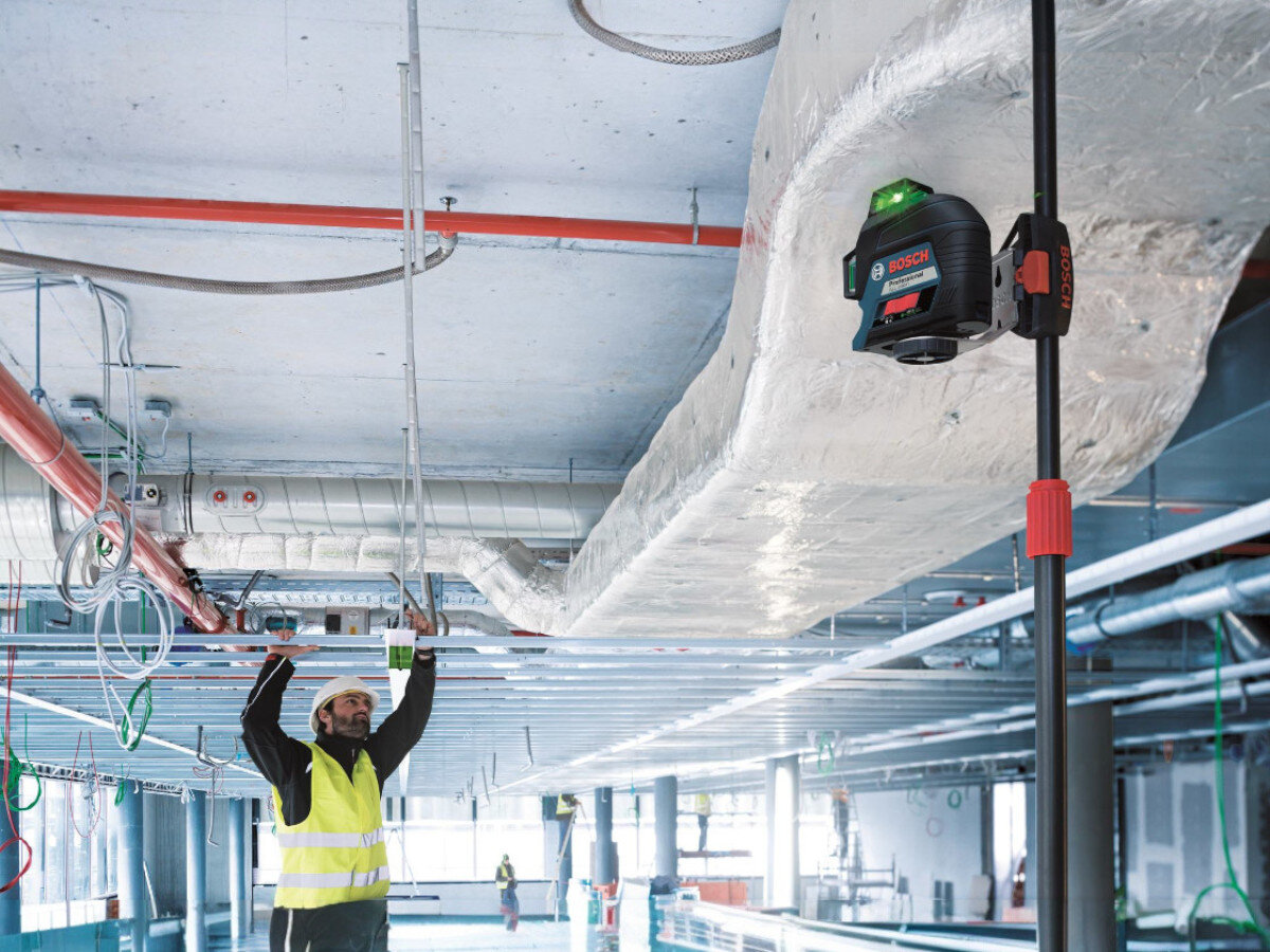 Laser liniowy BOSCH Professional GLL 3-80 G 0601063Y00, zielony, laser, widoczność, precyzja,Laser Bosch na tyczce rozporowej przy pracach pod sufitem.