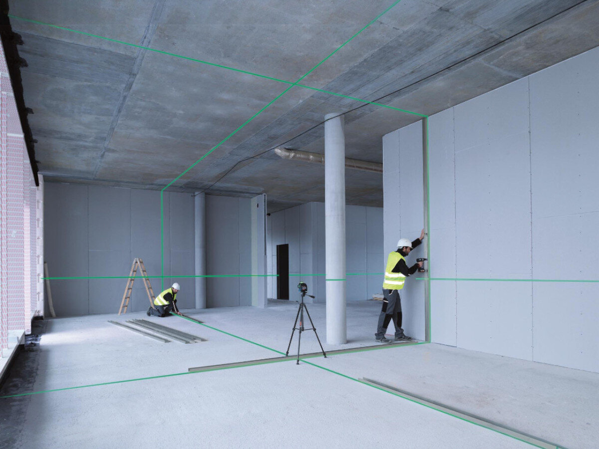 Laser liniowy BOSCH Professional GLL 3-80 G 0601063Y00, poziomowanie, statyw, bateria, obsługa, Laser na statywie wyznacza linie na suficie w hali.