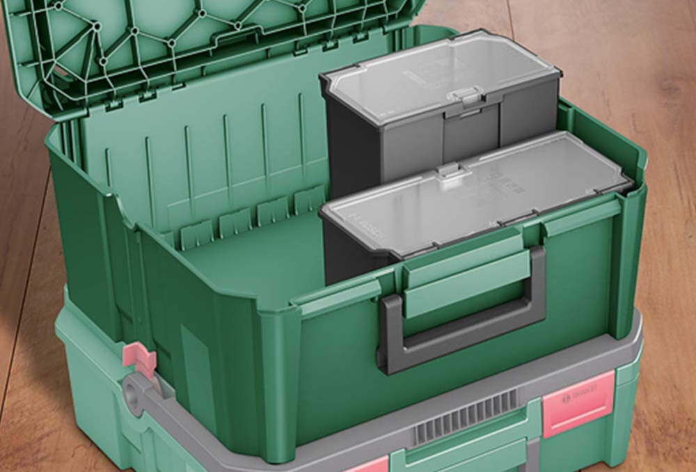 Skrzynka na narzędzia BOSCH SystemBox M 1600A01SR4 drewniana podłoga zbliżenie na wnętrze wewnątrz dwie kasety możliwość indywidualnego dopasowania wnętrza trzy kasety w różnych rozmiarach dodatkowa kaseta z przezroczystym wiekiem ułatwia organizację
