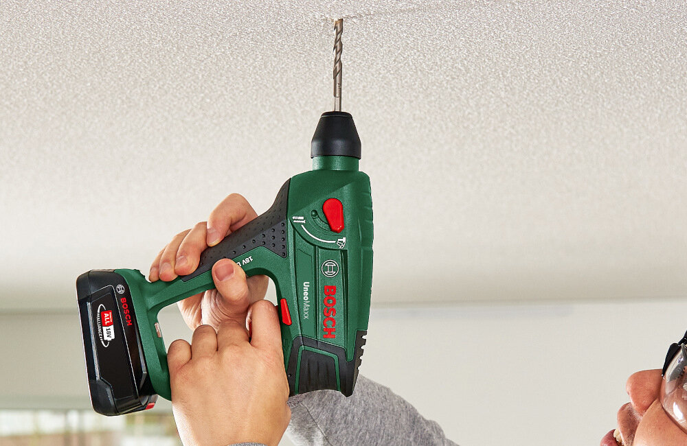 Młotowiertarka BOSCH Uneo Maxx 060395230K podwojny uchwyt antyposlizgowe tworzywo lekka konstrukcja waga 1,4 kg