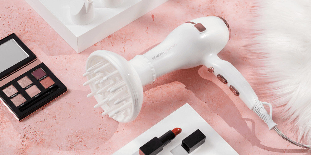 Suszarka SENCOR SHD 8200GD 2400W Funkcjonalna konstrukcja ergonomiczna rękojeść  ułatwienie stylizacja preferencje Lekka obudowa obciążenie komfort wygoda komfort