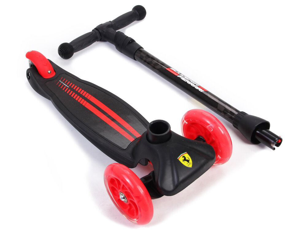 Hulajnoga dla dzieci FERRARI FXK5 Czarny hulajnoga rozlozona na dwie czesci lekka aluminiowa raczka funkcja skladania szybkie zlozenie hulajnogi waga 2,6 kg latwe przechowywanie i przenoszenie wymiary po zlozeniu 54 x 28 x 13 cm