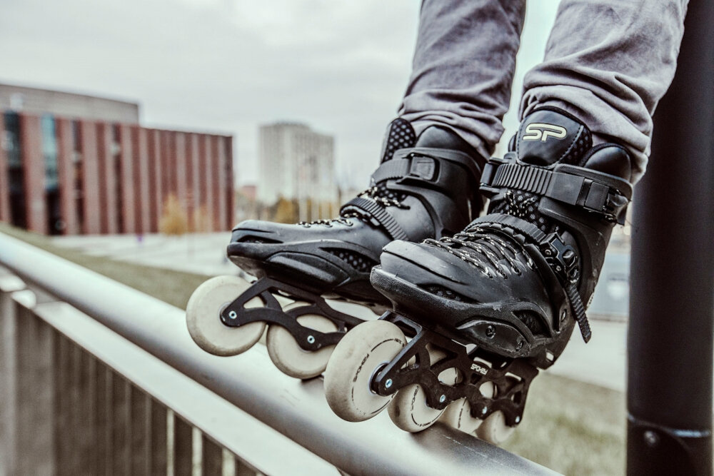 Łyżworolki SPOKEY Freespo rozmiar 44 kolka srednica 80 x 24 mm z wysokiej jakosci poliuretanu odlewanego (PUC) wytrzymalosc na scieranie twardosc 85A bardzo dobra przyczepnosc do podloza skuteczne tlumienie drgan wygoda bezpieczenstwo wysokiej jakosci lozyska ABEC-9 z chromowanej stali odporne na zuzycie