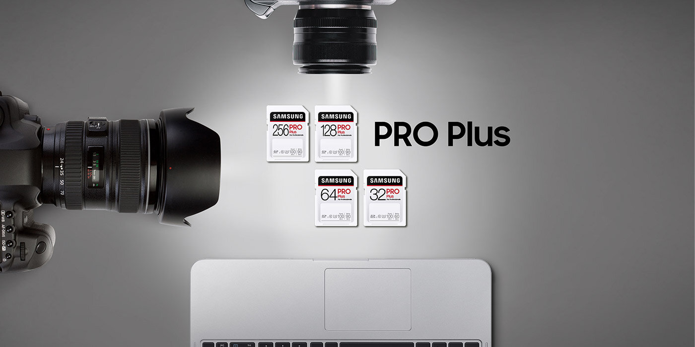 zdjęcie z lotu ptaka - na blacie 2 aparaty fotograficzne, 4 karty SD i biały laptop zdjęcie z lotu ptaka - na blacie 2 aparaty fotograficzne, 4 karty SD i biały laptop