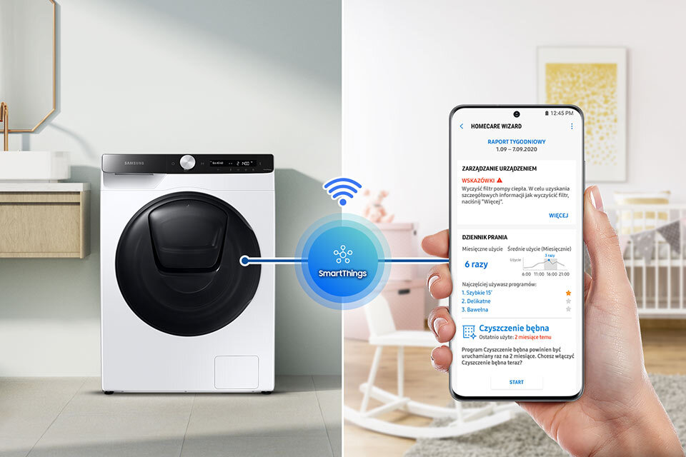 Obraz przedstawia pralko-suszarkę z dużym czarnym bębnem oraz smartfon z aplikacją SmartThings. Na ekranie telefonu widoczny jest tekst dotyczący zarządzania urządzeniem i dziennika prania.