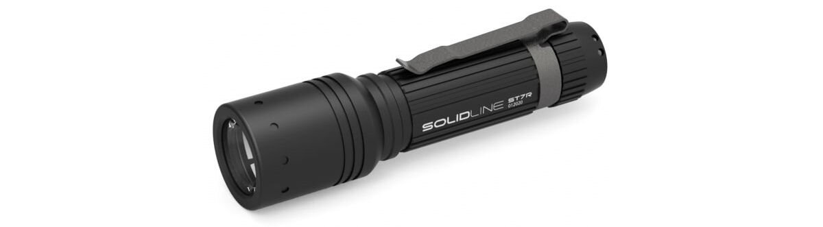 Latarka LEDLENSER Solidline ST7R, moc, lumeny, zasięg, widoczność, na białym tle latarka poziomo frontem prawo skos